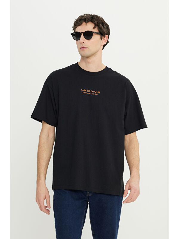 AC&Co / Altınyıldız Classics Erkek Siyah %100 Pamuk Oversize Fit Geniş Kesim Bisiklet Yaka Baskılı Tişört