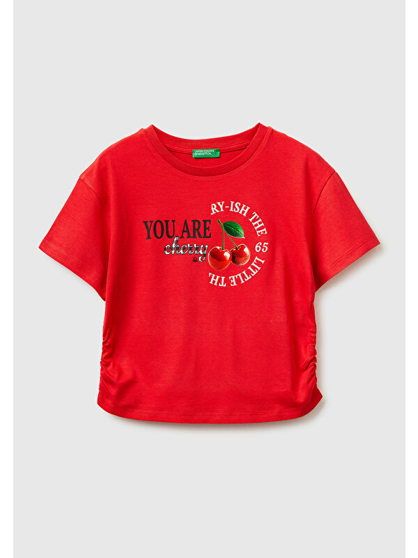 United Colors Of Benetton Kız Çocuk Kırmızı Yanları Büzgülü Detaylı Önü Baskılı ve İşlemeli T-Shirt