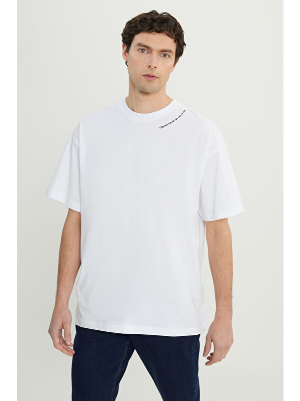 AC&Co / Altınyıldız Classics Erkek Beyaz %100 Pamuk Oversize Fit Rahat Kesim Bisiklet Yaka Baskılı Tişört