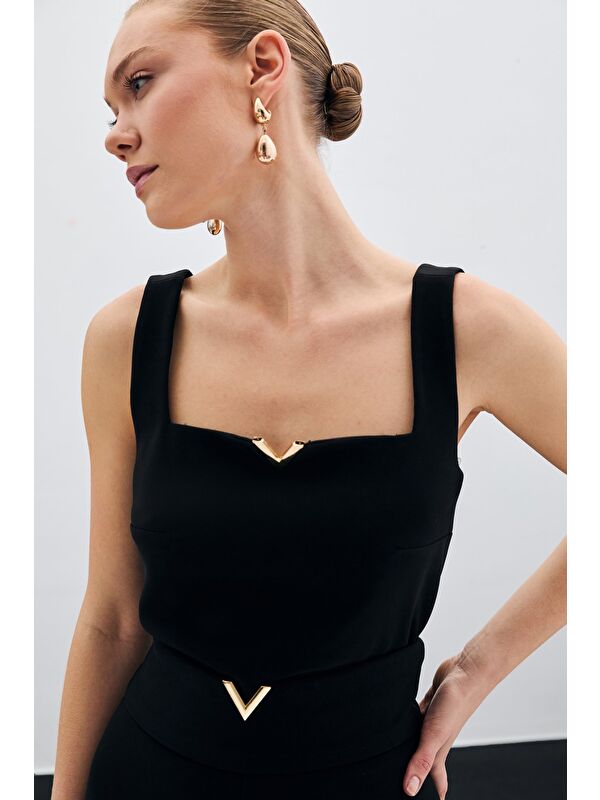 SATEEN Yaka Gold Aksesuarlı Bluz - Siyah