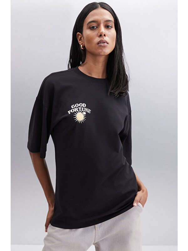 ETHIQUET ENYA Kadın Baskı Detaylı Oversize Fit Bol Kesim Bisiklet Yakalı %100 Organik Pamuklu SİYAH T-Shirt