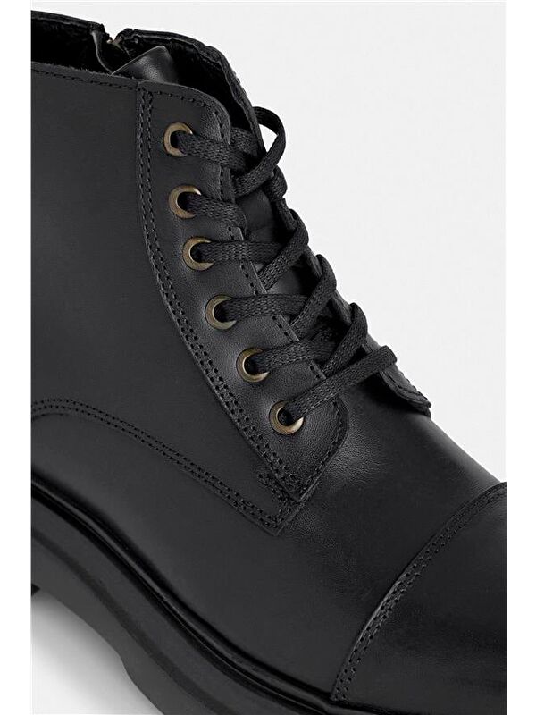 Siyah Bot - Görsel 4