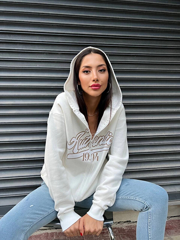 Hazelin Kadın Beyaz Baskılı Kapüşonlu Fermuarlı Oversize Sweatshirt HZL24W ZK12741