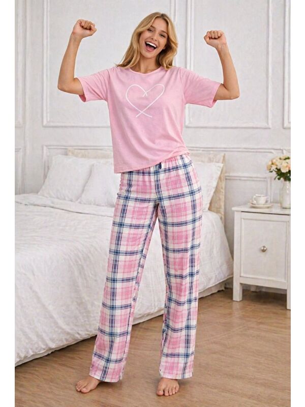 carla10 Kalp Baskılı Kadın Uzun Pijama Takımı – Pembe T-Shirt & Ekose Desenli Rahat Alt