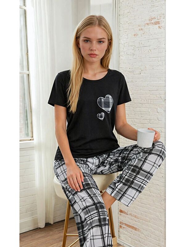 carla10 Kalp Detaylı Siyah T-Shirt & Ekose Desenli Kadın Uzun Pijama Takımı – Rahat Ev Giyimi