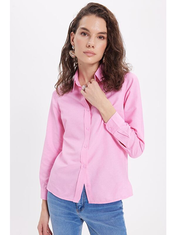 TUDORS Kadın Slim Fit Dar Kesim Uzun Kollu Pamuklu Vücuda Oturan Dokulu Pembe Basic Gömlek