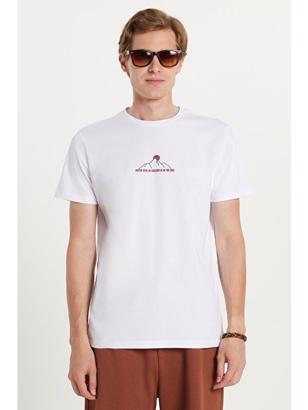 TUDORS Erkek Slim Fit Dar Kesim %100 Pamuk Yumuşak Dokulu Baskılı Beyaz Bisiklet Yaka Tişört