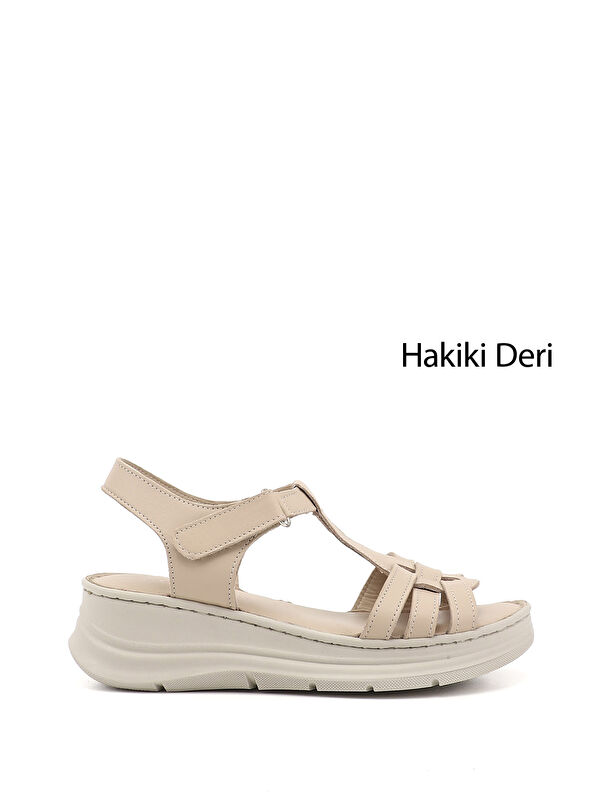 GÖNDERİ(R) Kadın YENİ BEJ Cırt Bantlı Dolgu Topuk Hakiki Deri Sandalet