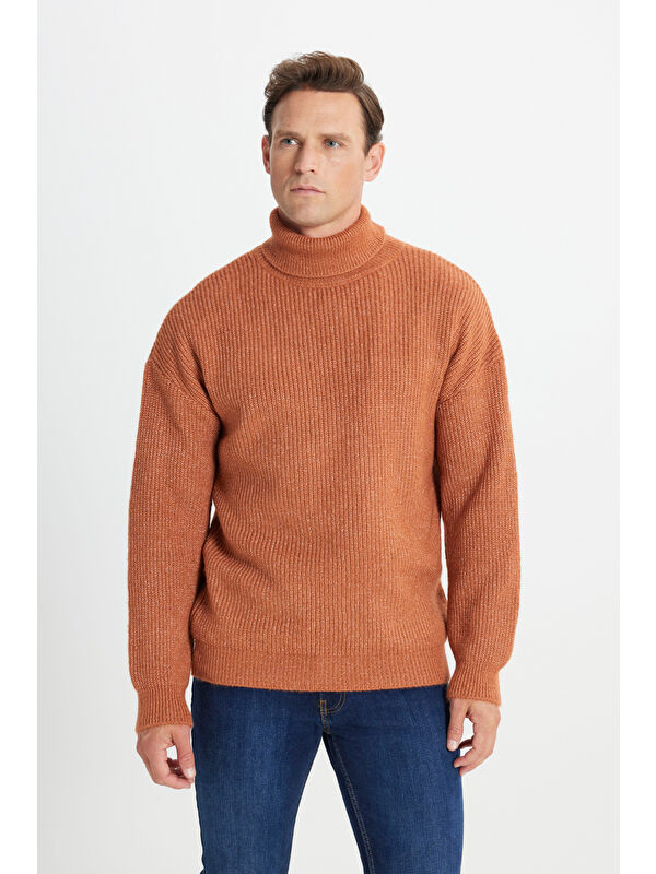 AC&Co / Altınyıldız Classics Erkek Tarçın Oversize Bol Kesim Tam Balıkçı Yaka Desenli Triko Kazak