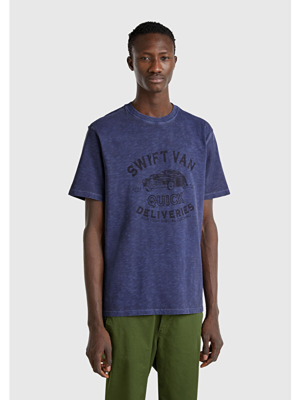 United Colors Of Benetton Erkek İndigo %100 Pamuk Yıpranmış Efektli Önü Baskılı Relax Fit Tişört