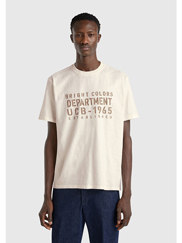 United Colors Of Benetton Erkek Bej-Yeşil %100 Pamuk Yıpranmış Efektli Önü Baskılı Relax Fit Tişört