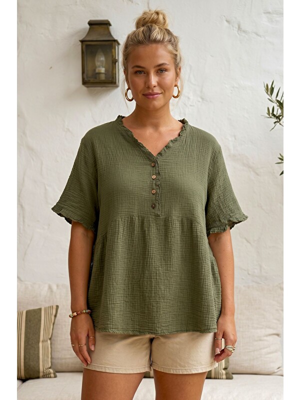 Chiccy Haki V Yaka Kısa Kol Düğmeli Yaka Ve Kolucu Fırfırlı Casual Müslin Oversize Dokuma Bluz 77 70