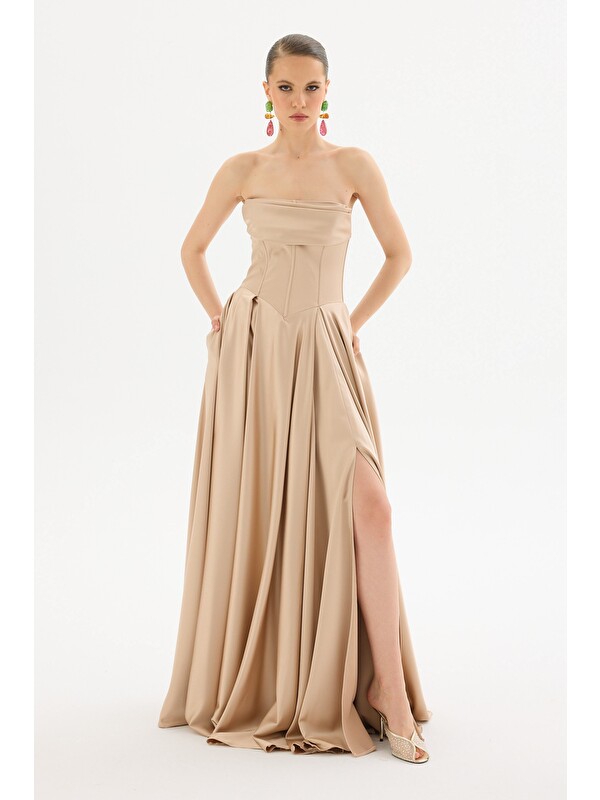 CARMEN Gold Straplez Yırtmaçlı Saten Abiye Elbise