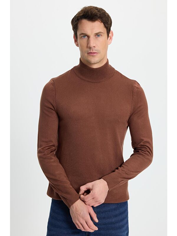 TUDORS Erkek Slim Fit Dar Kesim Yumuşak Dokulu Tüylenmeyen Kahverengi Yarım Balıkçı Yaka Triko Kazak