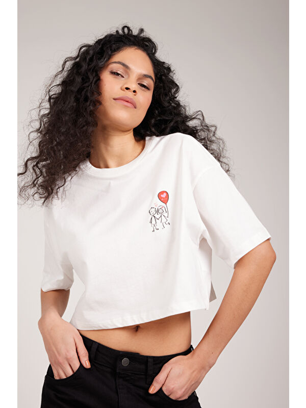AC&Co / Altınyıldız Classics Beyaz Oversize Fit Bol Kesim %100 Pamuk Baskılı Bisiklet Yaka Crop Tişört
