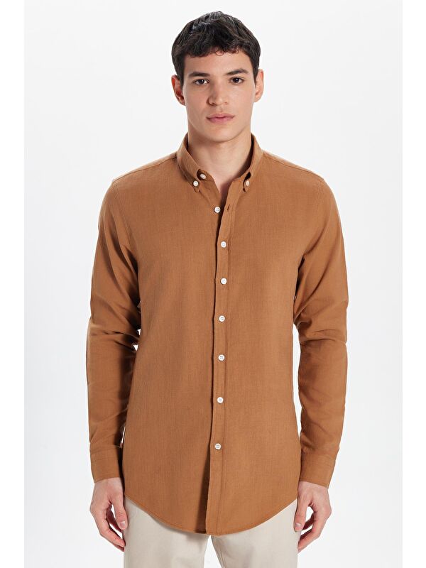 TUDORS Erkek Slim Fit Dar Kesim %100 Pamuk Keten Doku Düğmeli Yaka Kahverengi Gömlek