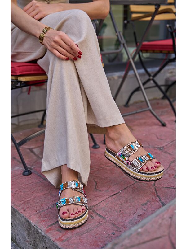 Taş Ve Boncuk Detaylı Tokalı Platform Terlik Taba - Görsel 3