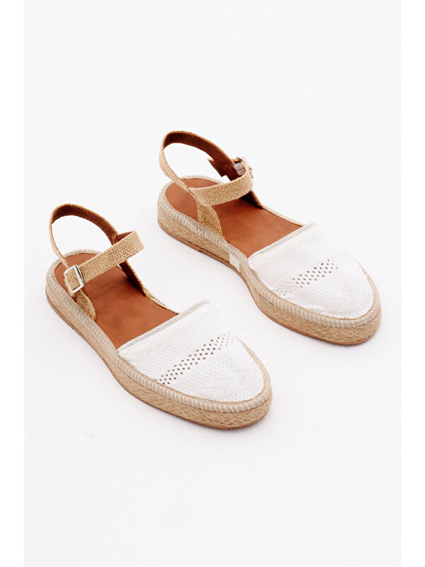 Kadın Beyaz Önü Kapalı Bilekten Bağlamaı Hasır Triko Sandalet - Görsel 3