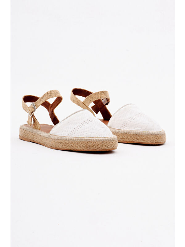 Kadın Beyaz Önü Kapalı Bilekten Bağlamaı Hasır Triko Sandalet - Görsel 5