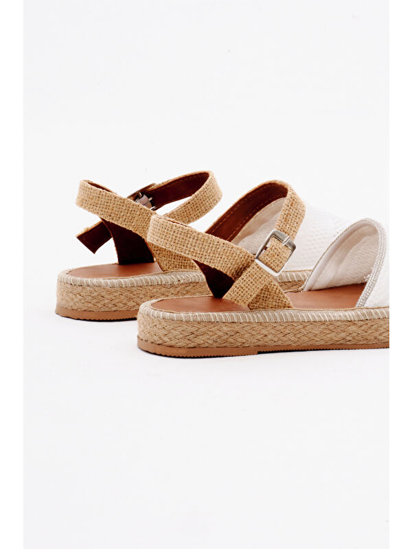 Kadın Beyaz Önü Kapalı Bilekten Bağlamaı Hasır Triko Sandalet - Görsel 6