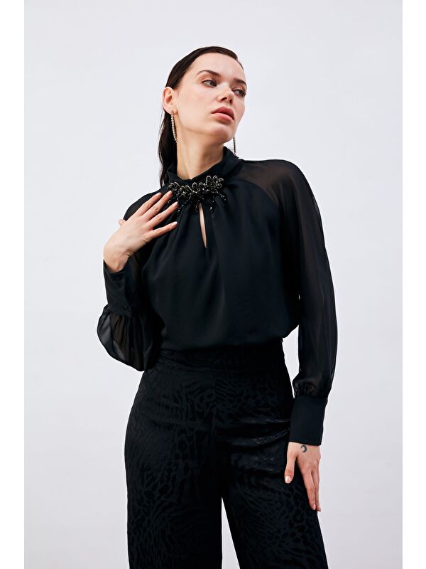 SATEEN Yaka Aksesuarlı Bluz - Siyah