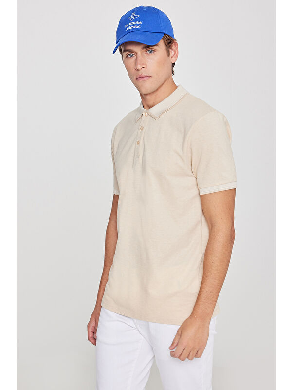 AC&Co / Altınyıldız Classics Erkek Açık Bej-Beyaz Slim Fit Dar Kesim Kıvrılmaz Polo Yaka Kısa Kollu Tişört