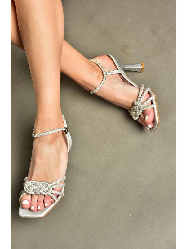 P246000504 Gümüş Saten Kumaş İnce Topuklu Kadın Abiye Ayakkabı - Görsel 2