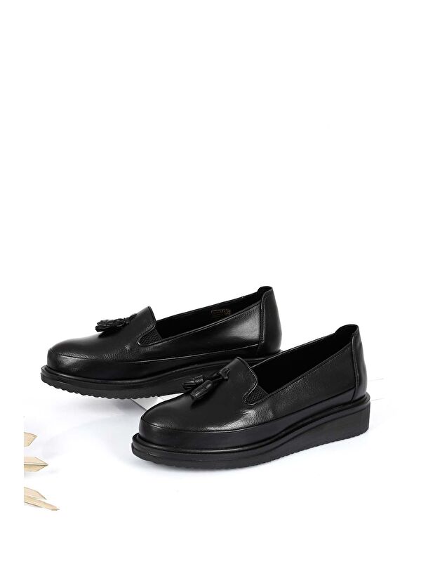 SİYAH Gön Hakiki Deri Yuvarlak Burun Dolgu Taban Püsküllü Kadın Günlük Ayakkabı 24142 - Görsel 3