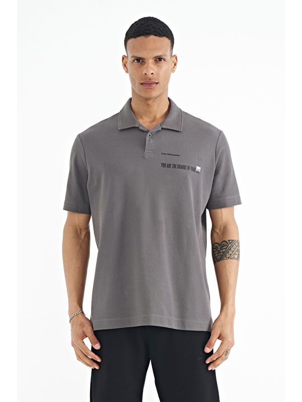 Tommylife Koyu Gri Yazı Baskılı Standart Form Polo Yaka Erkek %100 Pamuk Tişört - 88236