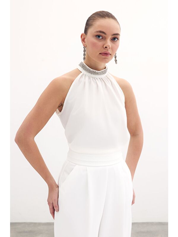 SATEEN Yaka Aksesuarlı Kolsuz Bluz - Ekru