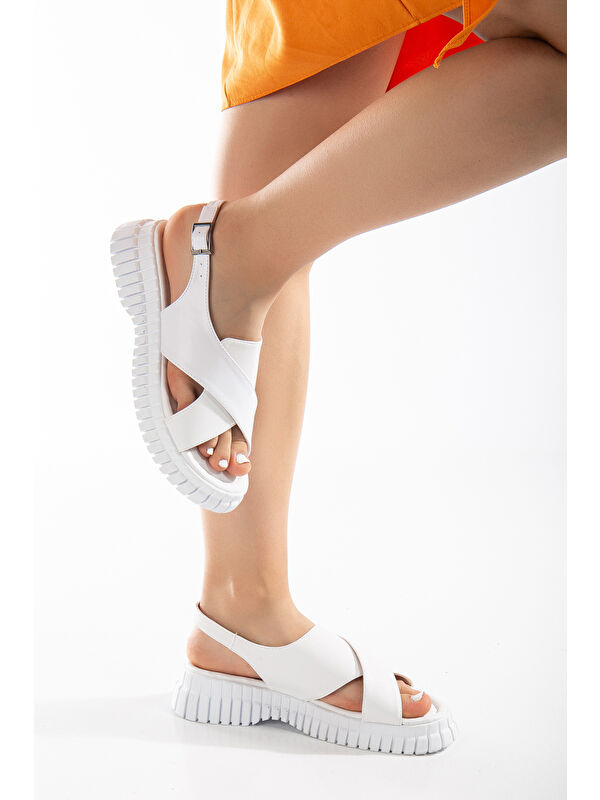 Kadın Beyaz Kalın Poli Taban Bilekten Bağlamalı Çapraz Bantlı Sandalet - Görsel 3