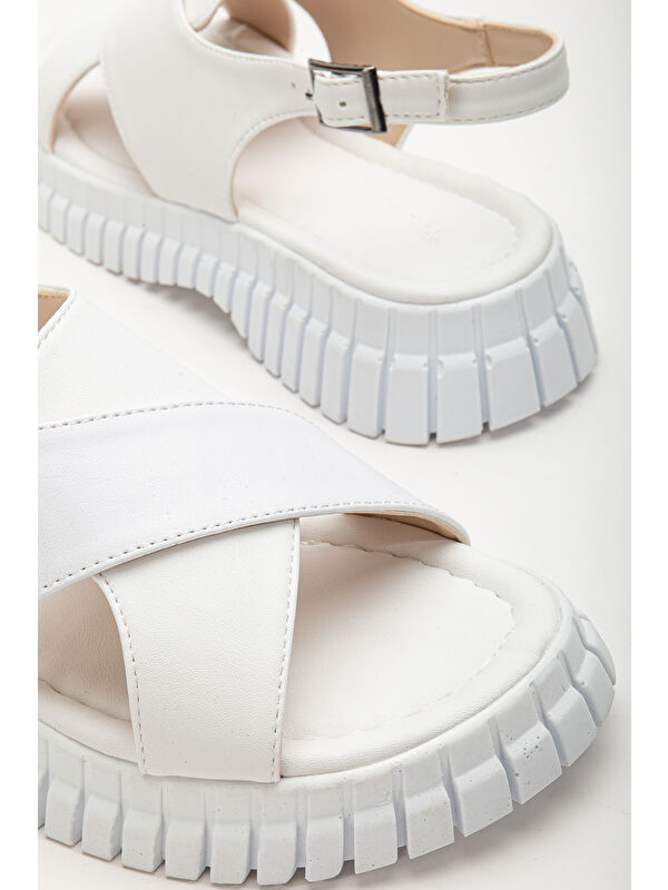 Kadın Beyaz Kalın Poli Taban Bilekten Bağlamalı Çapraz Bantlı Sandalet - Görsel 4