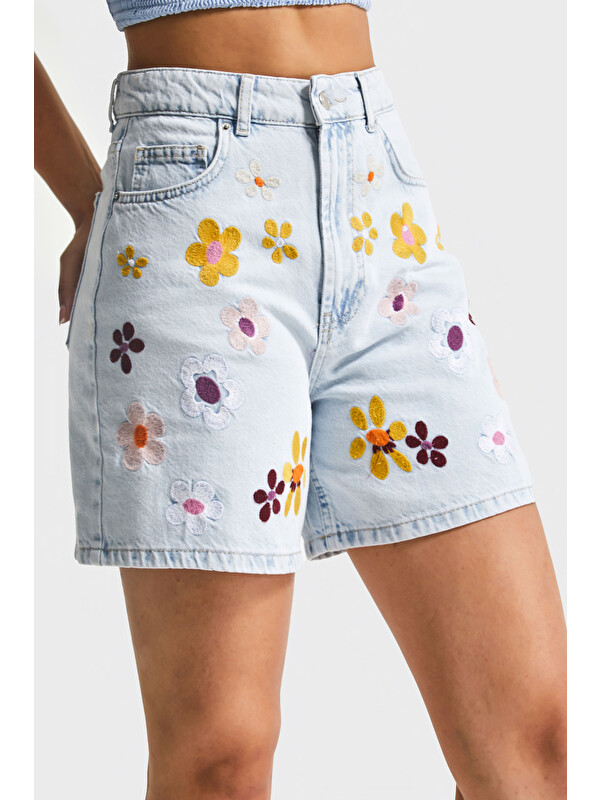 It's Basic Mavi Kadın Jean Rengi 3s5-3 Renkli Çiçek Nakışlı Midi Boy Rahat Kesim %100 Pamuk Tasarım Denim Şort
