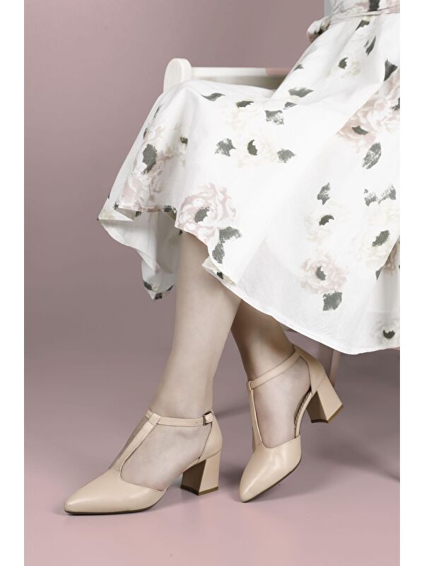 Gonderi(r) Bej Gonderi(r) Hakiki Deri Sivri Burun Bilek Bağlı Orta Kalın Topuklu Kadın Ayakkabı 24182