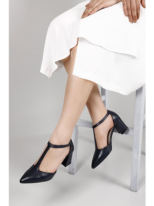 Gonderi(r) Bej Gonderi(r) Hakiki Deri Sivri Burun Bilek Bağlı Orta Kalın Topuklu Kadın Ayakkabı 24182