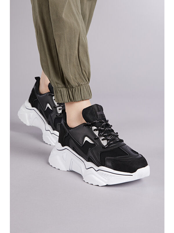 Kadın Siyah Beyaz Rahat Kalıp Yüksek Taban Bağcıklı Spor Ayakkabı - Görsel 3