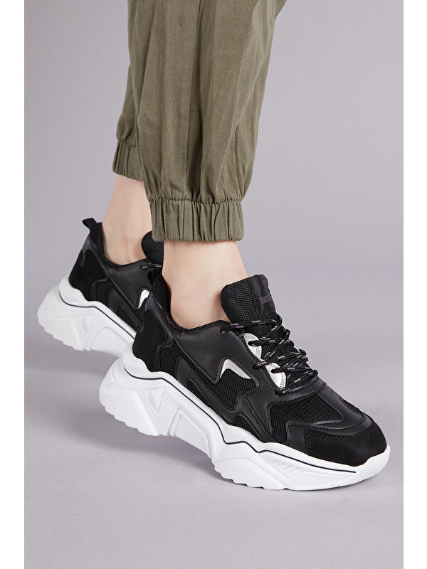 Kadın Siyah Beyaz Rahat Kalıp Yüksek Taban Bağcıklı Spor Ayakkabı - Görsel 4