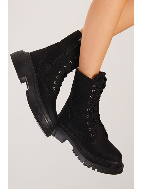 Kadın Siyah Süet Kalın Taban Kapitone Nakışlı Bağcıklı ve Fermuarlı Bot - Görsel 3