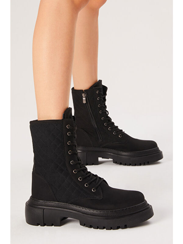 Kadın Siyah Süet Kalın Taban Kapitone Nakışlı Bağcıklı ve Fermuarlı Bot - Görsel 4