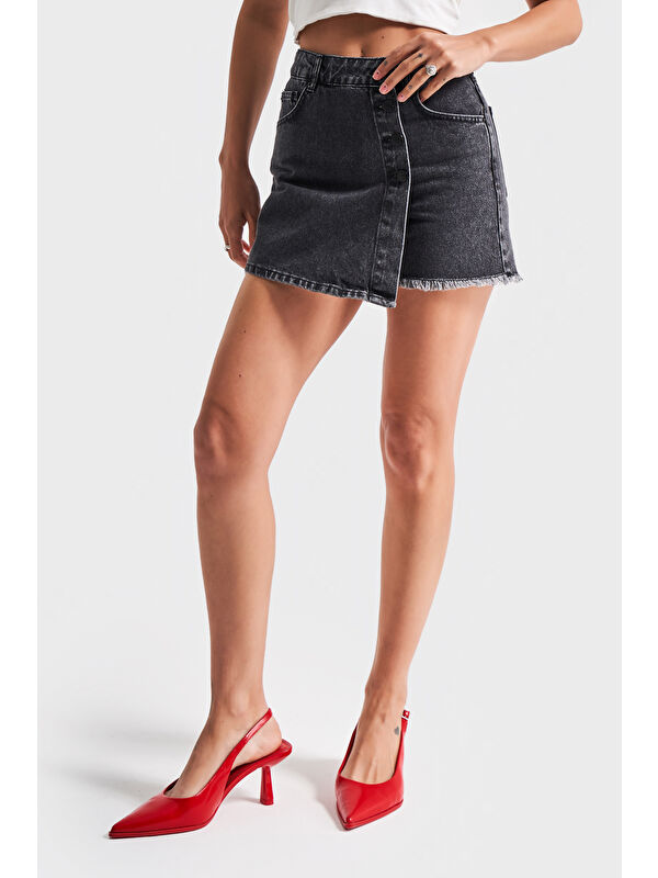 It's Basic Kadın Gri Renk Önü Düğmeli Denim Şort Etek