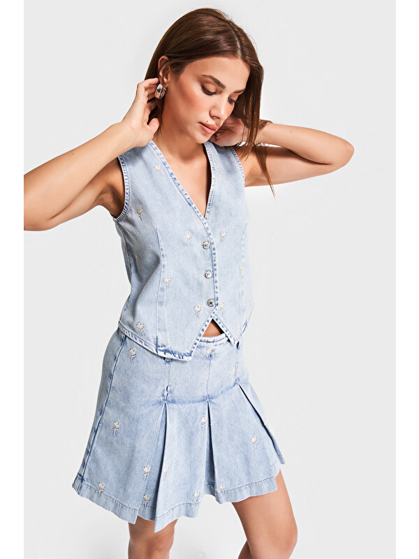 It's Basic Kadın Jean Rengi 3s5-3 Çiçek Nakışlı Önü Düğmeli Sıfır Kol Tasarım Denim Yelek