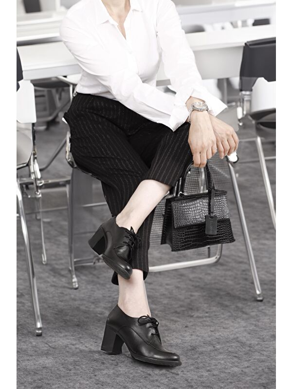 SİYAH Hakiki Deri Yuvarlak Burun Kalın Orta Topuklu Kauçuk Taban Bağcıklı Kadın Ayakkabı 24071 - Görsel 2