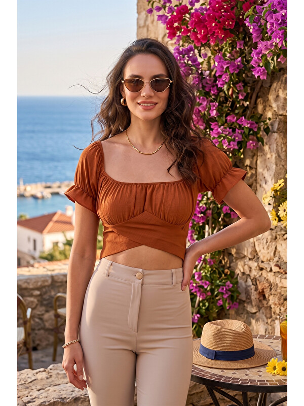 Lela Regular Fit Madonna Yaka Bağlama Detaylı Crop Kadın Bluz 6527017
