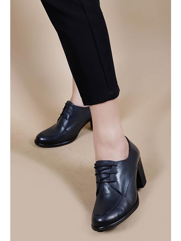 LACİVERT Hakiki Deri Yuvarlak Burun Kalın Orta Topuklu Kauçuk Taban Bağcıklı Kadın Ayakkabı 24071 - Görsel 2