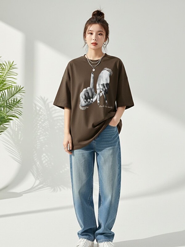 Trendseninle Kadın Kahve Rock The World Baskılı Oversize Tişört