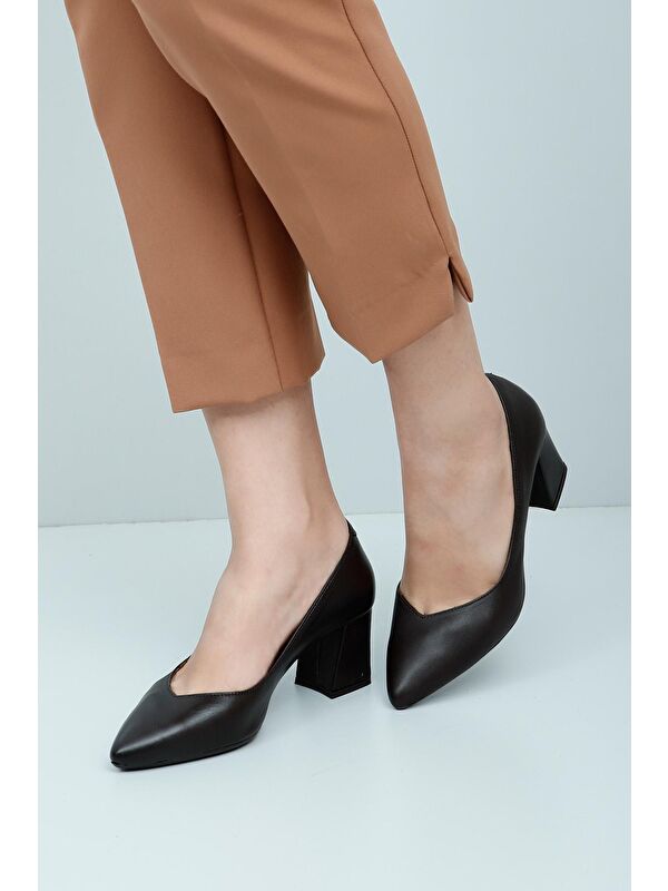 KAHVERENGİ Hakiki Deri Sivri Burun Orta Kalın Topuklu Kadın Ayakkabı 24170 - Görsel 3