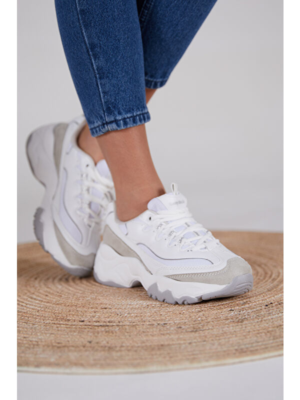 Kadın Beyaz Gri Rahat Kalıp Yüksek Taban Bağcıklı Spor Ayakkabı - Görsel 3