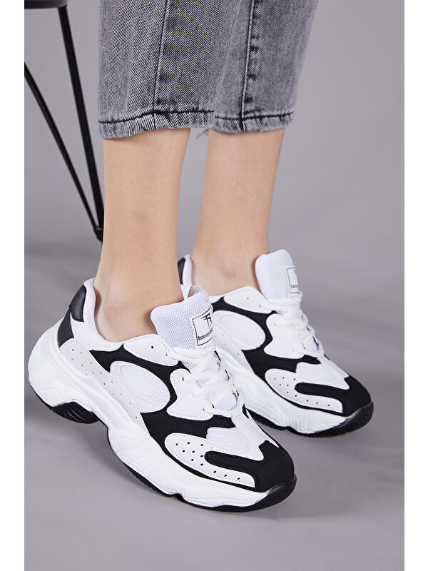 Kadın Beyaz Siyah Rahat Kalıp Yüksek Taban Bağcıklı Spor Ayakkabı - Görsel 7