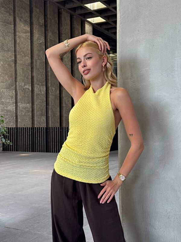 Hazelin Kadın Sarı Boyundan Bağlamalı Gofre Kumaş Bluz HZL25S-ZK13631