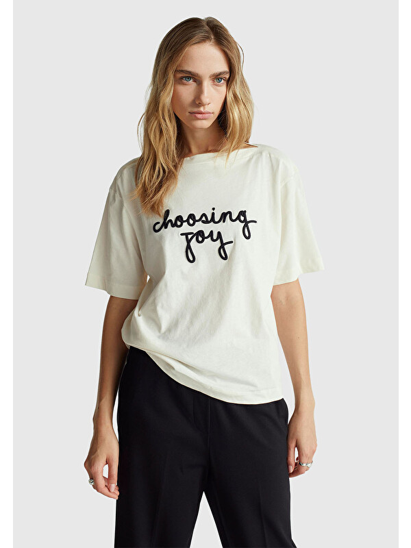 United Colors Of Benetton Kadın Krem %100 Pamuk Önü Yazı İşlemeli Kayık Yaka T-Shirt